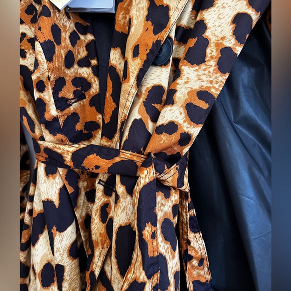Brand new with tags! Leopard double breasted trench coat! Stunning! Dennis basso - Picture 6 of 8